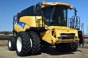 Photo of a 2009 New Holland CR9070