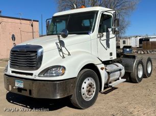 Photo of a 2005 Freightliner Columbia 120