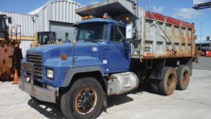 Photo of a 2001 Mack RD688S