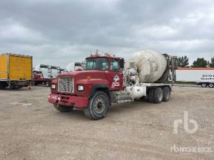 Photo of a 2001 Mack RD690S