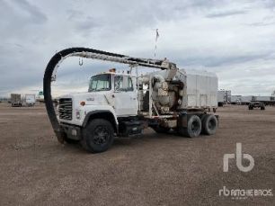 Photo of a 1990 Ford L8000