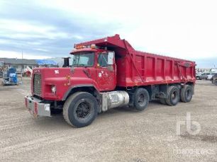 Photo of a 2000 Mack RB688S
