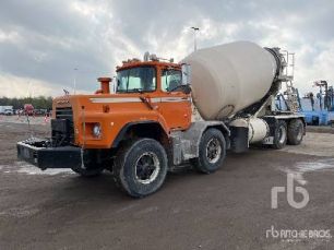 Photo of a 2004 Mack RB690S