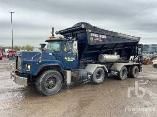 Photo of a 1999 Mack RB688S