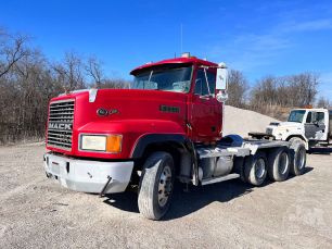 Photo of a 1995 Mack CL700