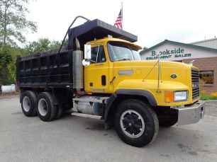 Photo of a 1998 Mack CL713