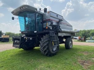 Photo of a 2002 Gleaner R62