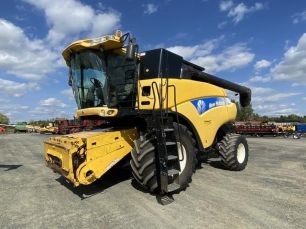 Photo of a 2007 New Holland CR9040